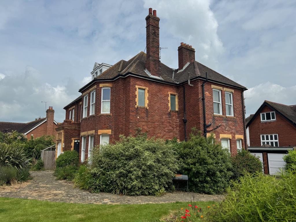 Lot: 74 - HEAD LEASEHOLD INVESTMENT - BLOCK OF FIVE FLATS, THREE-BEDROOM COTTAGE AND THREE GARAGES - 17 Julian Court side elevation